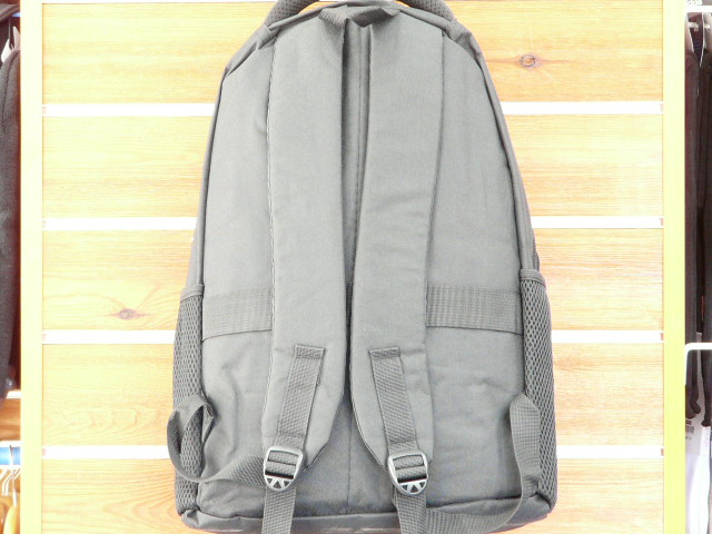 BACKPACK TAMAÑO ADULTO APTA PARA USO ESCOLAR. O VIAJE CON 7 BOLSILLOS, INCLUYENDO UNO INTERIOR ACOLCHADO PARA ORDENADOR PORTATIL. VISTA TRASERA.