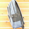 BACKPACK TAMAÑO ADULTO APTA PARA USO ESCOLAR. CON 8 BOLSILLOS. VISTA LATERAL.