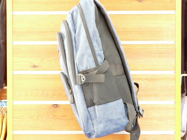 BACKPACK TAMAÑO ADULTO APTA PARA USO ESCOLAR. CON 8 BOLSILLOS. VISTA LATERAL.