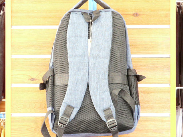 BACKPACK TAMAÑO ADULTO APTA PARA USO ESCOLAR. CON 8 BOLSILLOS. VISTA TRASERA.