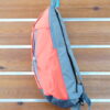 MOCHILA PEQUEÑA DE NYLON MULTIDEPORTE APTA PARA BICI, RUNNING, ETC. VISTA LATERAL.