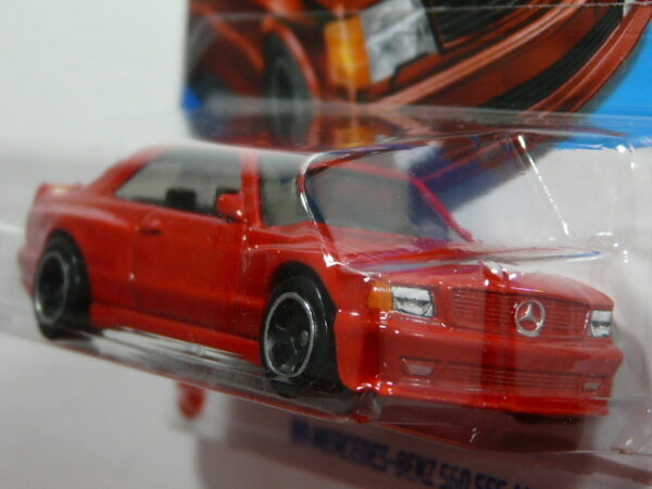COCHE CLASICO DEPORTIVO NUEVO A ESCALA APROXIMADA 1/64. VISTA FRONTAL.