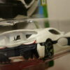 COCHE DEPORTIVO ELECTRICO NUEVO A ESCALA APROXIMADA 1/64. VISTA TRASERA.