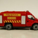 CAMION DE BOMBEROS DE SEGUNDA MANO CON POCAS SEÑALES DE USO Y BUEN ESTADO GENERAL A ESCALA APROXIMADA 1/64.