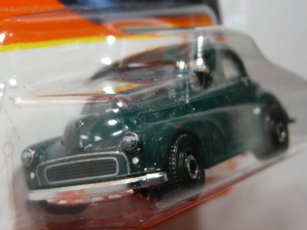 COCHE CLASICO UTILITARIO NUEVO A ESCALA APROXIMADA 1/64. VISTA FRONTAL.