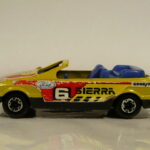 COCHE DE SEGUNDA MANO SIN SEÑALES DE USO Y BUEN ESTADO GENERAL A ESCALA APROXIMADA 1/64.