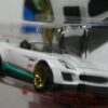 COCHE DEPORTIVO ROADSTER NUEVO A ESCALA APROXIMADA 1/64. VISTA FRONTAL.