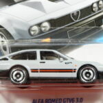 COCHE CLASICO DEPORTIVO NUEVO EN MINIATURA A ESCALA APROXIMADA 1/64.