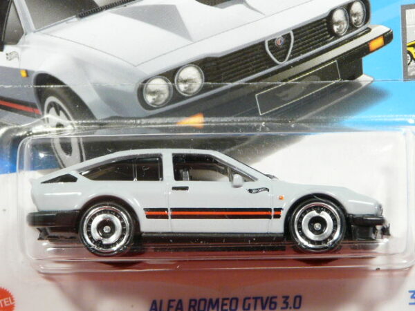 COCHE CLASICO DEPORTIVO NUEVO EN MINIATURA A ESCALA APROXIMADA 1/64.