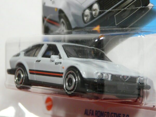 COCHE CLASICO DEPORTIVO NUEVO EN MINIATURA A ESCALA APROXIMADA 1/64. VISTA FRONTAL.