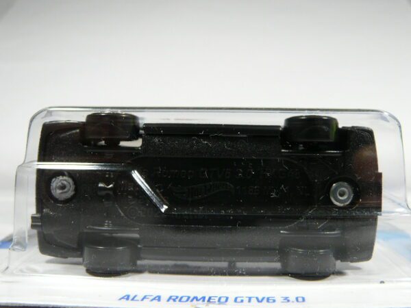 COCHE CLASICO DEPORTIVO NUEVO EN MINIATURA A ESCALA APROXIMADA 1/64. VISTA INFERIOR.