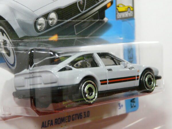COCHE CLASICO DEPORTIVO NUEVO EN MINIATURA A ESCALA APROXIMADA 1/64. VISTA TRASERA.