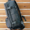 BACKPACK TAMAÑO ADULTO APTA PARA USO ESCOLAR, VIAJE O EQUIPAJE DE MANO. VISTA LATERAL.