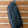 BACKPACK TAMAÑO ADULTO APTA PARA USO ESCOLAR, VIAJE O EQUIPAJE DE MANO. VISTA LATERAL.