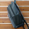 BACKPACK TAMAÑO ADULTO APTA PARA USO ESCOLAR, EQUIPAJE DE MANO BAJO ASIENTO. VISTA LATERAL.
