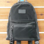 MOCHILA BOLSO PEQUEÑA MUY VERSATIL Y LIGERA .