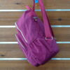 MOCHILA BOLSO PEQUEÑA MUY VERSATIL Y LIGERA . VISTA LATERAL.
