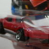 COCHE CLASICO DEPORTIVO NUEVO A ESCALA APROXIMADA 1/64. VISTA FRONTAL.