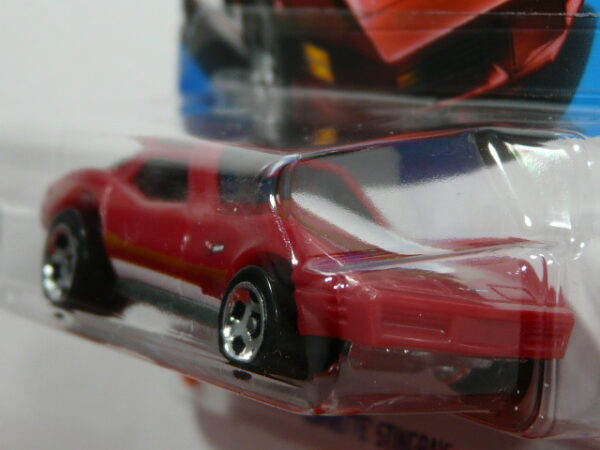 COCHE CLASICO DEPORTIVO NUEVO A ESCALA APROXIMADA 1/64. VISTA FRONTAL.