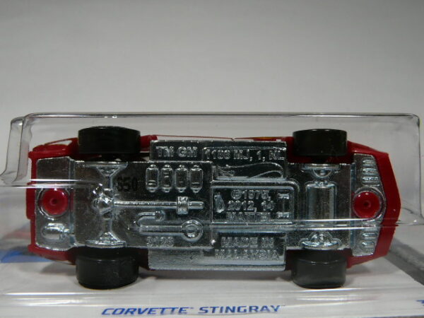 COCHE CLASICO DEPORTIVO NUEVO A ESCALA APROXIMADA 1/64. VISTA INFERIOR.