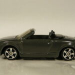 COCHE ROADSTER DE SEGUNDA MANO POCAS SEÑALES DE USO Y BUEN ESTADO GENERAL A ESCALA APROXIMADA 1/64.