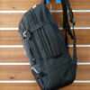 BACKPACK TAMAÑO ADULTO APTA PARA USO ESCOLAR, EQUIPAJE DE MANO BAJO ASIENTO. VISTA LATERAL.