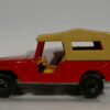 TODOTERRENO 4X4 DE SEGUNDA MANO CON SEÑALES DE USO A ESCALA APROXIMADA 1/64.