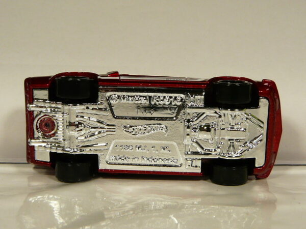 COCHE CLASICO DEPORTIVO NUEVO SIN CAJA A ESCALA APROXIMADA 1/64. VISTA INFERIOR.