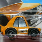 COCHE CLASICO DEPORTIVO EN VERSION TOONED NUEVO A ESCALA APROXIMADA 1/64.