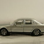 COCHE BERLINA CLASICA DE SEGUNDA MANO POCAS SEÑALES DE USO Y BUEN ESTADO GENERAL A ESCALA APROXIMADA 1/64.