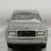 COCHE BERLINA CLASICA DE SEGUNDA MANO POCAS SEÑALES DE USO Y BUEN ESTADO GENERAL A ESCALA APROXIMADA 1/64. VISTA FRONTAL.