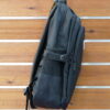 BACKPACK TAMAÑO ADULTO APTA PARA USO ESCOLAR. VISTA LATERAL.