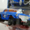 COCHE CLASICO DEPORTIVO NUEVO A ESCALA APROXIMADA 1/64. VISTA FRONTAL.