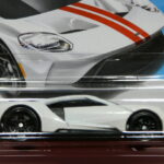 COCHE DEPORTIVO NUEVO A ESCALA APROXIMADA 1/64.
