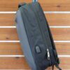 BACKPACK MULTIUSOS APTA PARA COMO EQUIPAJE DE MANO BAJO ASIENTO, ANTIRROBO, USB Y PORTATIL. VISTA LATERAL.