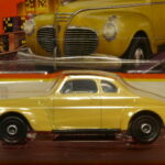 COCHE CLASICO NUEVO A ESCALA APROXIMADA 1/64.