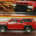 TODOTERRENO 4X4 CLASICO NUEVO A ESCALA APROXIMADA 1/64.