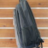 BACKPACK TAMAÑO ADULTO APTA PARA USO ESCOLAR Y VIAJES EN AVION. VISTA LATERAL.