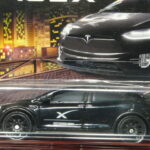 COCHE ELECTRICO NUEVO A ESCALA APROXIMADA 1/64.