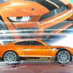 COCHE DEPORTIVO NUEVO A ESCALA APROXIMADA 1/64.
