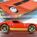COCHE DEPORTIVO CLASICO NUEVO A ESCALA APROXIMADA 1/64.