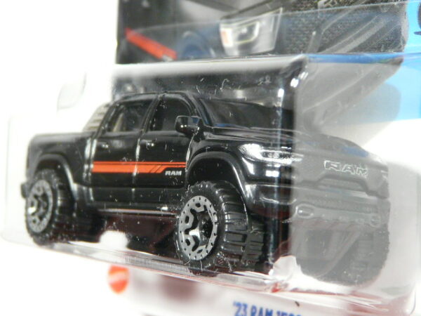 TODOTERRENO 4X4 PICK UP NUEVO A ESCALA APROXIMADA 1/64. VISTA FRONTAL.
