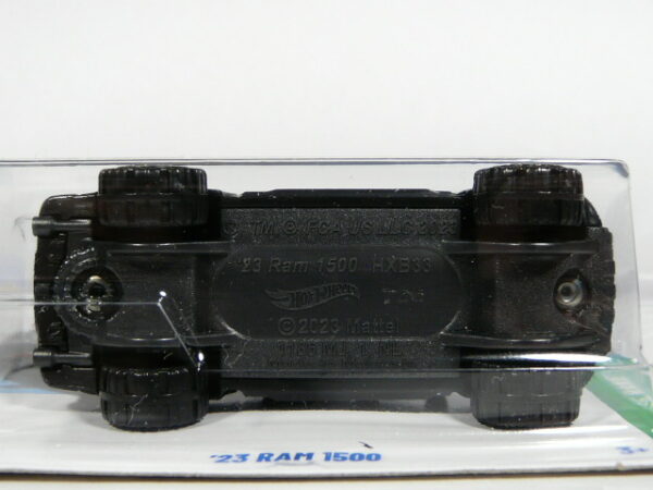 TODOTERRENO 4X4 PICK UP NUEVO A ESCALA APROXIMADA 1/64. VISTA INFERIOR.