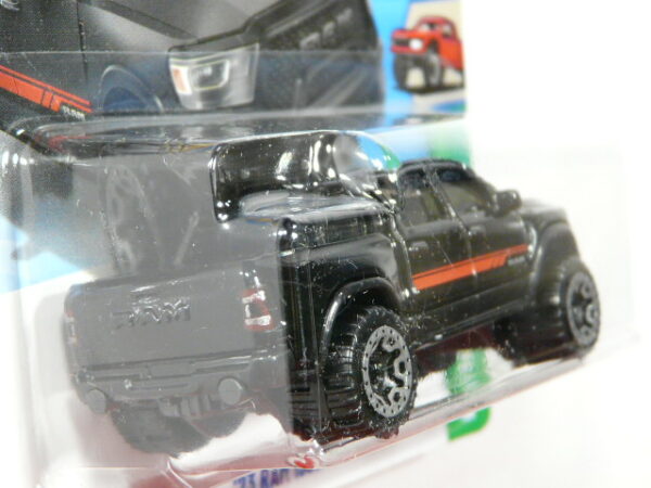 TODOTERRENO 4X4 PICK UP NUEVO A ESCALA APROXIMADA 1/64. VISTA TRASERA.