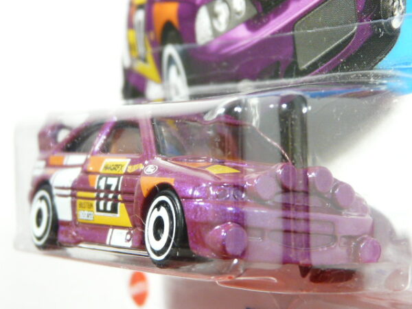 COCHE CLASICO DEPORTIVO NUEVO A ESCALA APROXIMADA 1/64. VISTA FRONTAL.