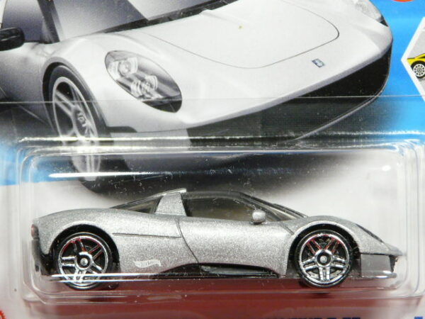 COCHE DEPORTIVO COUPE NUEVO A ESCALA APROXIMADA 1/64.