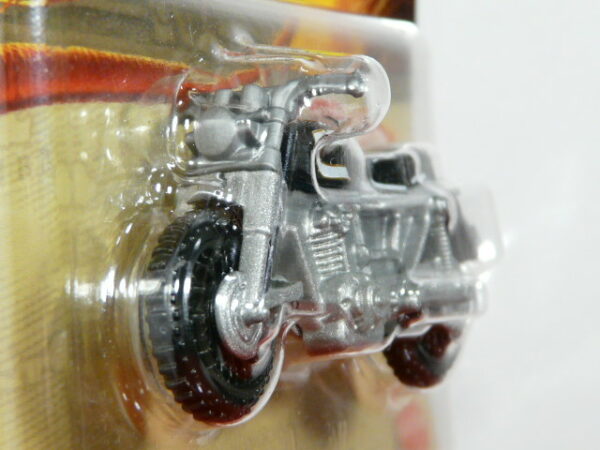 MOTO NUEVA A ESCALA APROXIMADA 1/64. VISTA FRONTAL.