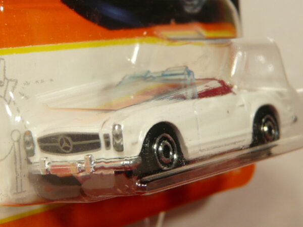 COCHE CABRIO CLASICO DE LOS AÑOS 60 NUEVO A ESCALA APROXIMADA 1/64. VISTA FRONTAL.