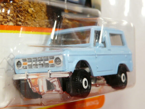 TODOTERRENO 4X4 CLASICO NUEVO A ESCALA APROXIMADA 1/64. VISTA FRONTAL.