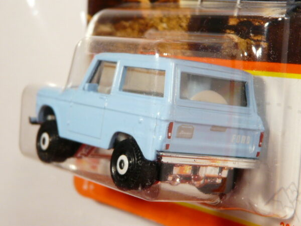 TODOTERRENO 4X4 CLASICO NUEVO A ESCALA APROXIMADA 1/64. VISTA TRASERA.